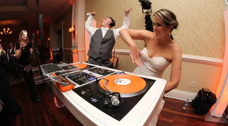 3 Reasons to hire a wedding DJ
