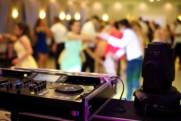 4 Top Tips How to Choose Your Wedding DJ